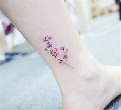 tatuaggi fiori piccoli colorati|Tatuaggi con un piccolo fiore